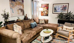 Apartamento familiar, 2 habitaciones | Zona de estar | Televisión LED de 42 pulgadas con canales digitales