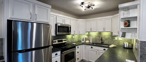 Frigorifero, microonde, forno, piano cottura