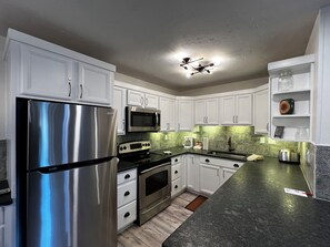 Jääkaappi, mikroaaltouuni, uuni, liesi