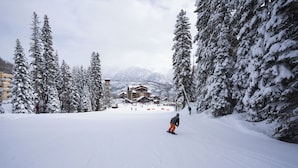 A snow-covered ski slope with a lodge in the background. - Experience comfort and adventure at Peregrine Point 103, a spacious 2-bedroom condo (Durango)