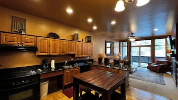 Refrigerador, microondas, horno, placa de cocina