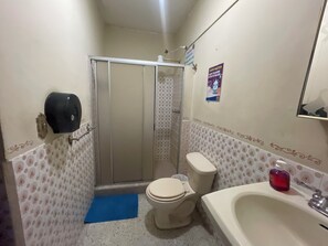 Douche, serviettes fournies, savon, shampoing