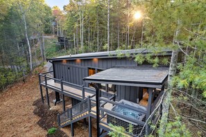 Property grounds - Scenic Treehouse with Hot tub & Mtn. View near Dollywood, Great Smoky Mountain! (Sevierville)