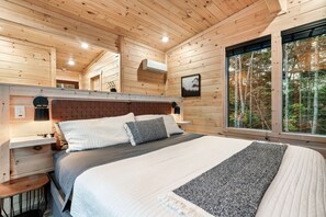 1 bedroom, free WiFi, bed sheets - Scenic Treehouse with Hot tub & Mtn. View near Dollywood, Great Smoky Mountain! (Sevierville)