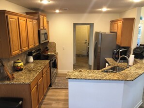 Køleskab, mikrobølgeovn, ovn, kogeplade