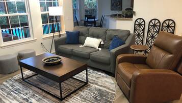 Smart TV, chimenea, tenis de mesa y libros