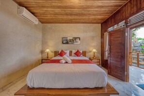 Standard Single Room, 1 Queen Bed, Courtyard View