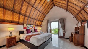 Un dormitorio con una cama grande, mesitas de noche de madera, un armario de madera y un techo inclinado con un diseño tejido.