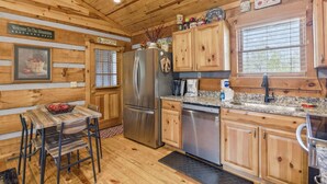 Private kitchen - Lovey Bear - A Cozy Dog-Friendly Cabin with Hot Tub, Fireplace – Across from Soaky Mountain (Sevierville)