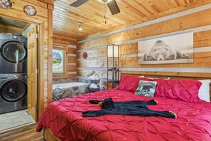 1 bedroom, iron/ironing board, free WiFi, bed sheets - Lovey Bear - A Cozy Dog-Friendly Cabin with Hot Tub, Fireplace – Across from Soaky Mountain (Sevierville)