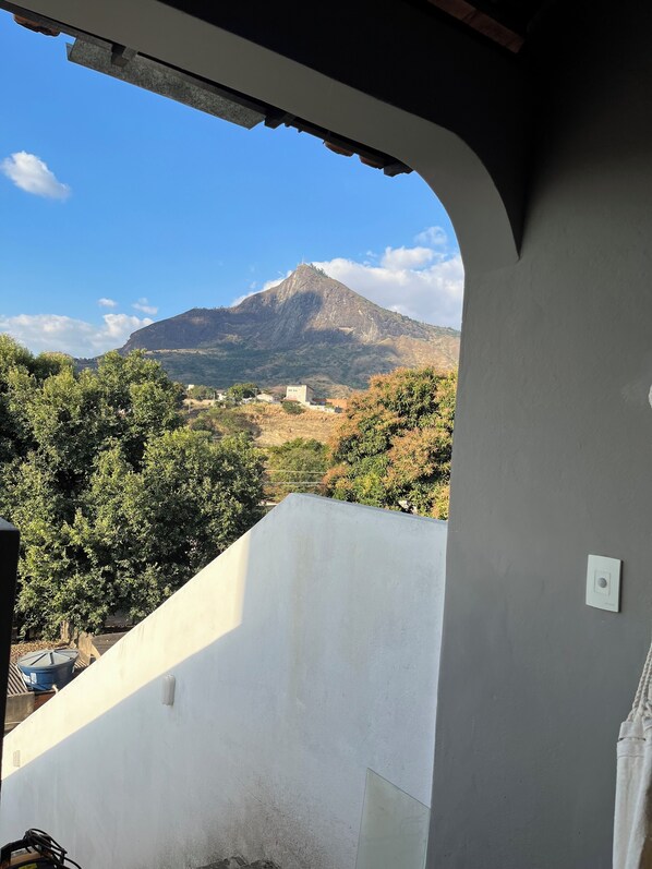 Property grounds - Flat with air conditioning, balcony and beautiful view of Ibituruna. Near Samaritan Hospital (Vila Isa Governador Valadares)