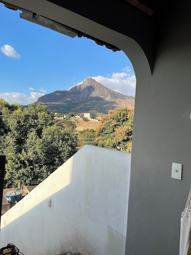 Flat com ar, varanda e linda vista para Ibituruna. Próximo Hospital Samaritano 