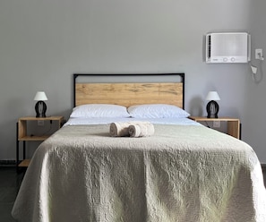 1 bedroom, WiFi, bed sheets - Flat with air conditioning, balcony and beautiful view of Ibituruna. Near Samaritan Hospital (Vila Isa Governador Valadares)