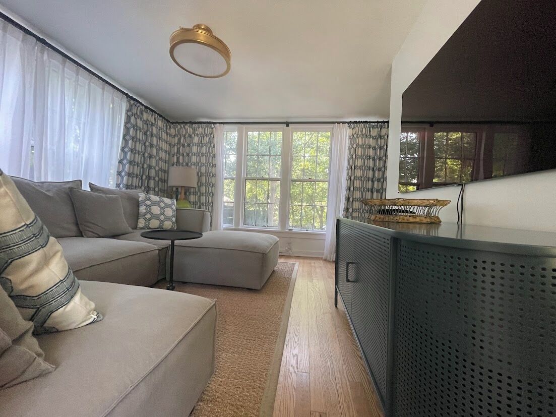 Smart TV, fireplace, books, stereo