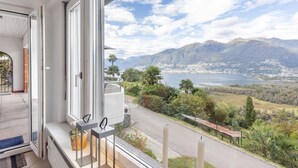 Un balcón con vista a un lago y montañas.