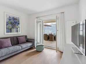 TV, fireplace - Villetta Felice mit Pool by Interhome (Magadino)