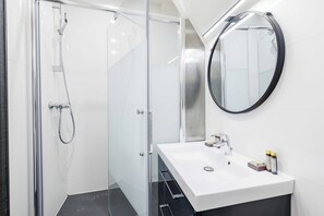 Apartment | Bathroom | Towels, shampoo