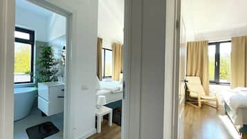 4 bedrooms, iron/ironing board, WiFi, bed sheets