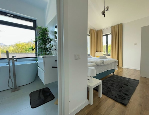 4 bedrooms, iron/ironing board, WiFi, bed sheets