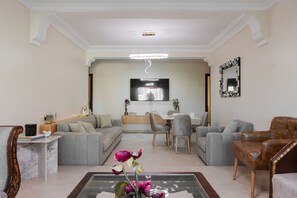 Living area - Arbaoua City Escape - Chic Apartment in Tanger (Tangier)