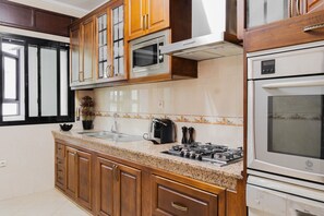 Private kitchen - Arbaoua City Escape - Chic Apartment in Tanger (Tangier)