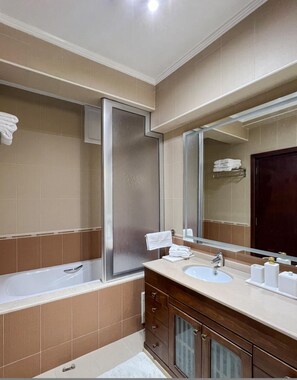 Combined shower/bathtub, deep-soaking bathtub, hair dryer, towels - Arbaoua City Escape - Chic Apartment in Tanger (Tangier)