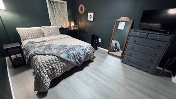 2 bedrooms, desk, iron/ironing board, travel cot