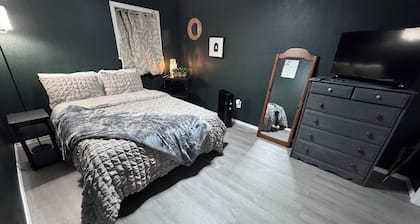 Charming 2-bedroom farmhouse/ barndo in Weatherford with WiFi and AC