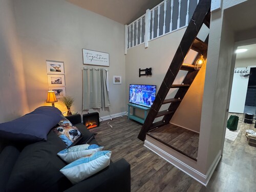 Charming 2-bedroom farmhouse/ barndo in Weatherford with WiFi and AC