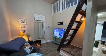 Charming 2-bedroom farmhouse/ barndo in Weatherford with WiFi and AC