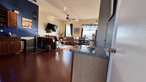 TV connectée, cheminée, espaces bureaux, écrans d'ordinateur