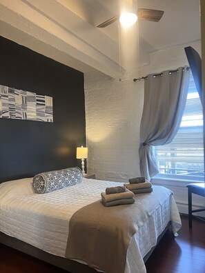 2 dormitoris, escriptori i planxa i posts de planxar 