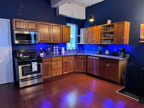 Fridge, microwave, oven, stovetop - World Trade, Apt 3 - 15 Minutes to Times Square (Union City)
