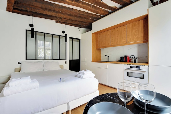 Departamento | 1 habitación, tabla de planchar con plancha y ropa de cama 