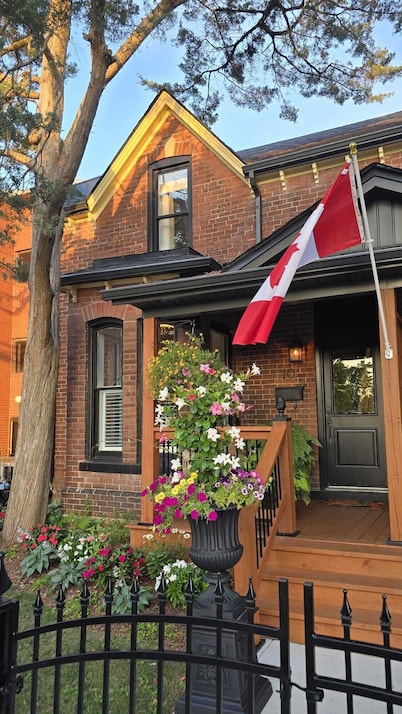 Charming 2-bedroom historic home with WiFi and AC in Grimsby
