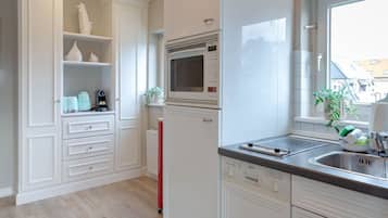 Wasserkocher mit Kaffee-/Teezubehör, Kühlschrank, Mikrowelle