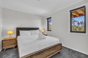 5 bedrooms, iron/ironing board, Internet