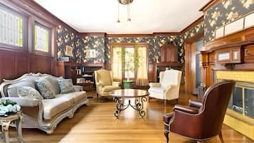 Casa de lujo, 4 habitaciones, patio, vista a la ciudad | Sala de estar