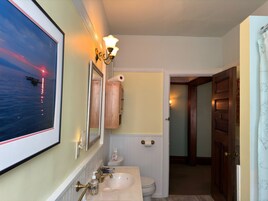 Casa de lujo, 4 habitaciones, patio, vistas a la ciudad | Baño | Ducha y bañera combinadas, toallas, jabón y champú