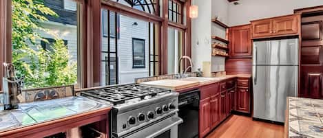 Luxury House, 4 Bedrooms, Patio, City View | Private kitchen | Full-sized fridge, microwave, oven, stovetop