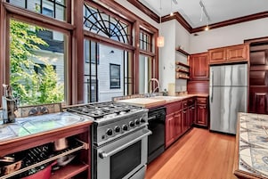 Casa de lujo, 4 habitaciones, patio, vistas a la ciudad | Cocina privada | Frigorífico grande, microondas, horno y placa de cocina