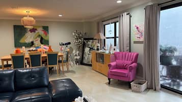 Una Smart TV, una mesa de tenis de mesa, un reproductor estéreo