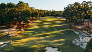 A golf course with a clear path, surrounded by trees and sand bunkers. - Ducks Landing Accommodations at Southern Pines Golf Course (Aberdeen)