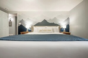 3 habitaciones, escritorio y tabla de planchar con plancha 