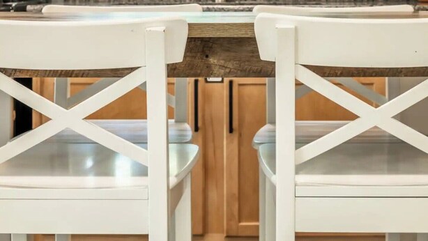 Wasserkocher mit Kaffee-/Teezubehör, Kühlschrank, Mikrowelle, Ofen