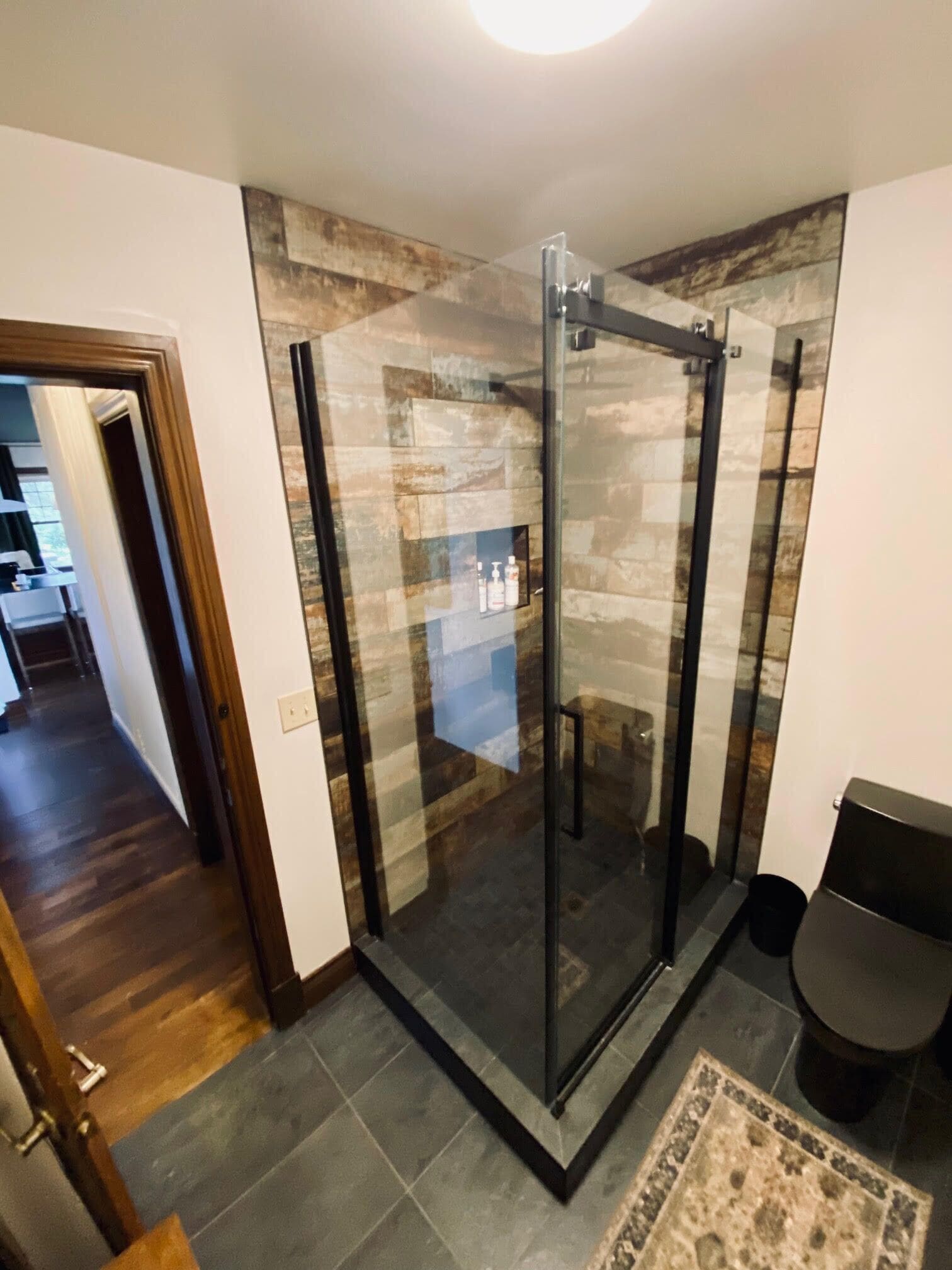 Grand suite, 1 slaapkamer, balkon, uitzicht op meer | Badkamer | Een douche, gratis toiletartikelen, handdoeken, zeep