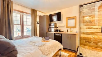 Deluxe Double Room, 1 Bedroom, Balcony, Garden View | 1 bedroom, individually decorated, free WiFi