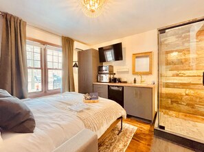 Deluxe Double Room, 1 Bedroom, Balcony, Garden View | 1 bedroom, individually decorated, free WiFi
