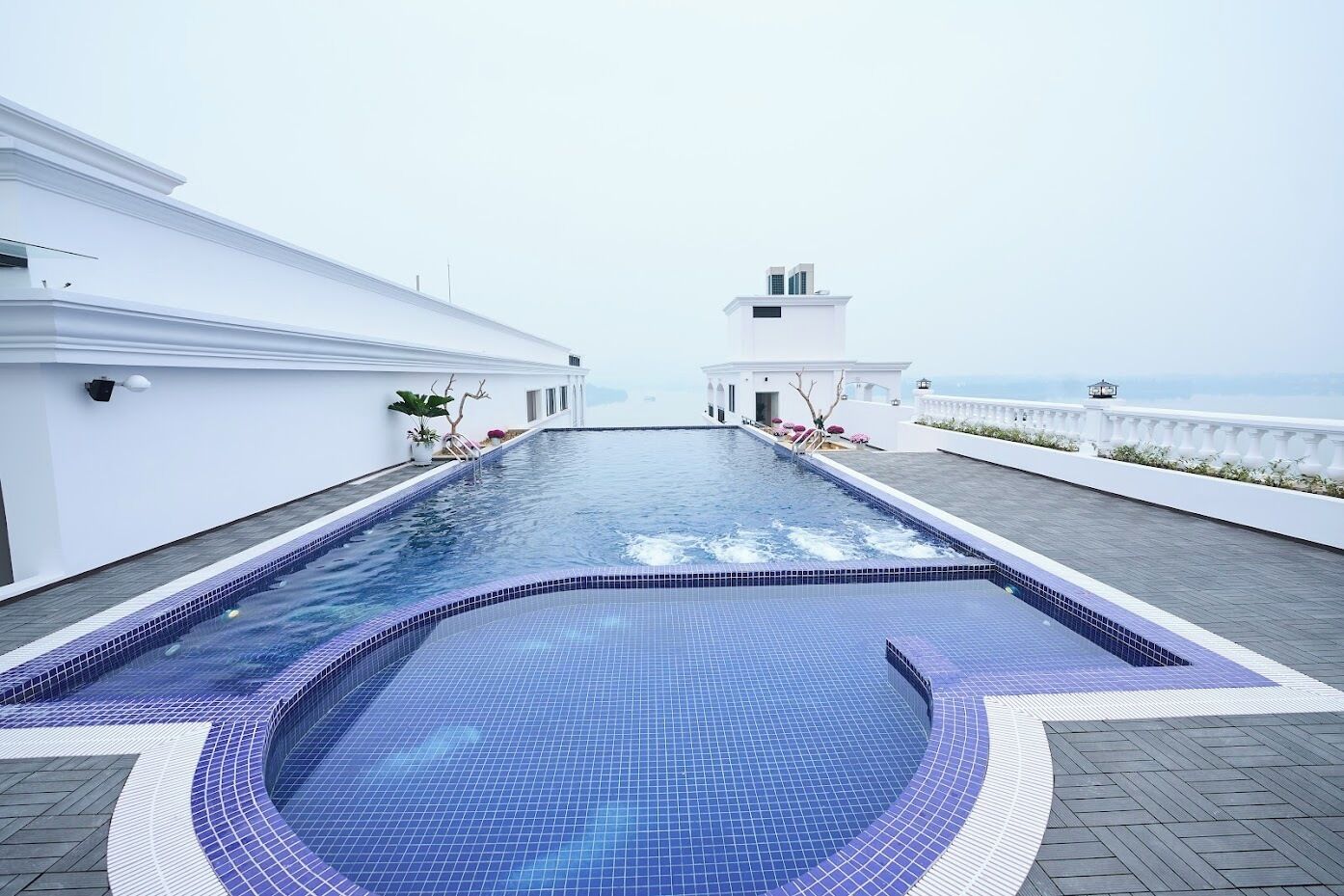 Utomhuspool, parasoller och solstolar