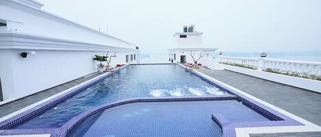 Außenpool, Sonnenschirme, Liegestühle